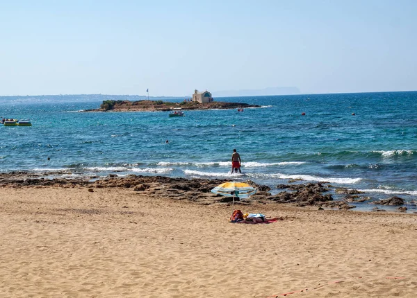 Malia Kréta Řecko Juni 2019 Lidé Odpočívají Slunného Dne Pláži — Stock fotografie