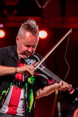 Cracow, Polonya-Juni 28, 2019: Nigel Kennedy ve Mike Stern Krakow Summer Jazz Festivali 'nde Auditorium maksimum uj aşamasında Jimi Hendrix oynuyor. Polonya