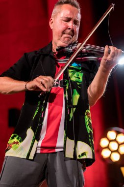 Cracow, Polonya-Juni 28, 2019: Nigel Kennedy ve Mike Stern Krakow Summer Jazz Festivali 'nde Auditorium maksimum uj aşamasında Jimi Hendrix oynuyor. Polonya