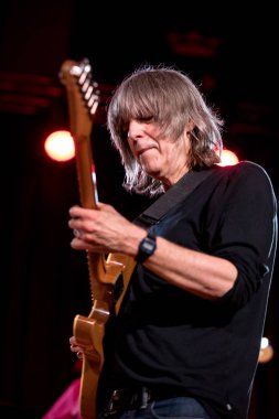 Cracow, Polonya-Juni 28, 2019: Nigel Kennedy ve Mike Stern Krakow Summer Jazz Festivali 'nde Auditorium maksimum uj aşamasında Jimi Hendrix oynuyor. Polonya