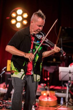 Cracow, Polonya-Juni 28, 2019: Nigel Kennedy ve Mike Stern Krakow Summer Jazz Festivali 'nde Auditorium maksimum uj aşamasında Jimi Hendrix oynuyor. Polonya