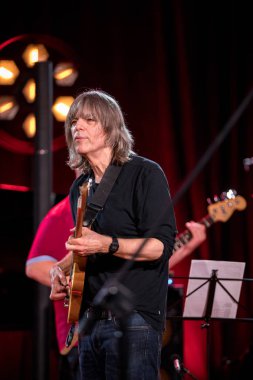 Cracow, Polonya-Juni 28, 2019: Nigel Kennedy ve Mike Stern Krakow Summer Jazz Festivali 'nde Auditorium maksimum uj aşamasında Jimi Hendrix oynuyor. Polonya