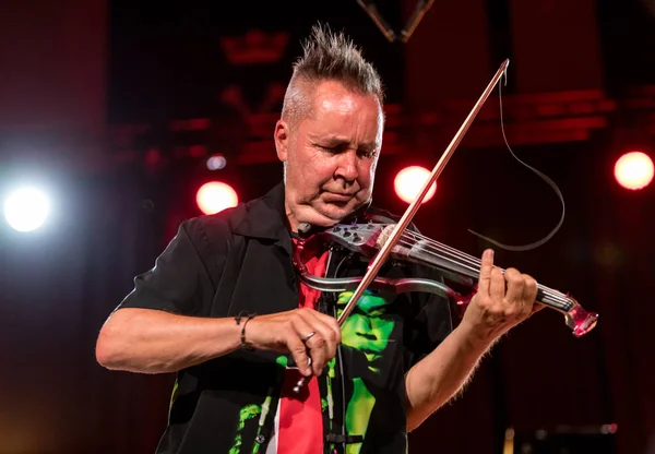 Cracow, Polonya-Juni 28, 2019: Nigel Kennedy ve Mike Stern Krakow Summer Jazz Festivali 'nde Auditorium maksimum uj aşamasında Jimi Hendrix oynuyor. Polonya