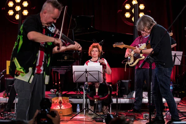 Cracow, Polonya-Juni 28, 2019: Nigel Kennedy ve Mike Stern Krakow Summer Jazz Festivali 'nde Auditorium maksimum uj aşamasında Jimi Hendrix oynuyor. Polonya