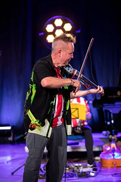 Cracow, Polonya-Juni 28, 2019: Nigel Kennedy ve Mike Stern Krakow Summer Jazz Festivali 'nde Auditorium maksimum uj aşamasında Jimi Hendrix oynuyor. Polonya