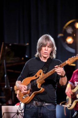 Cracow, Polonya-Juni 28, 2019: Nigel Kennedy ve Mike Stern Krakow Summer Jazz Festivali 'nde Auditorium maksimum uj aşamasında Jimi Hendrix oynuyor. Polonya