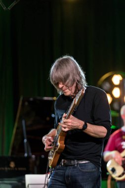 Cracow, Polonya-Juni 28, 2019: Nigel Kennedy ve Mike Stern Krakow Summer Jazz Festivali 'nde Auditorium maksimum uj aşamasında Jimi Hendrix oynuyor. Polonya