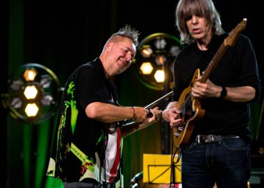 Cracow, Polonya-Juni 28, 2019: Nigel Kennedy ve Mike Stern Krakow Summer Jazz Festivali 'nde Auditorium maksimum uj aşamasında Jimi Hendrix oynuyor. Polonya