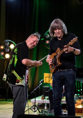 Cracow, Polonya-Juni 28, 2019: Nigel Kennedy ve Mike Stern Krakow Summer Jazz Festivali 'nde Auditorium maksimum uj aşamasında Jimi Hendrix oynuyor. Polonya