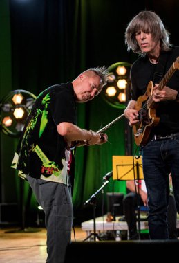 Cracow, Polonya-Juni 28, 2019: Nigel Kennedy ve Mike Stern Krakow Summer Jazz Festivali 'nde Auditorium maksimum uj aşamasında Jimi Hendrix oynuyor. Polonya