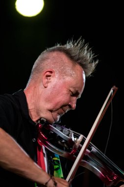 Cracow, Polonya-Juni 28, 2019: Nigel Kennedy ve Mike Stern Krakow Summer Jazz Festivali 'nde Auditorium maksimum uj aşamasında Jimi Hendrix oynuyor. Polonya