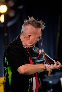 Cracow, Polonya-Juni 28, 2019: Nigel Kennedy ve Mike Stern Krakow Summer Jazz Festivali 'nde Auditorium maksimum uj aşamasında Jimi Hendrix oynuyor. Polonya