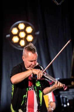 Cracow, Polonya-Juni 28, 2019: Nigel Kennedy ve Mike Stern Krakow Summer Jazz Festivali 'nde Auditorium maksimum uj aşamasında Jimi Hendrix oynuyor. Polonya