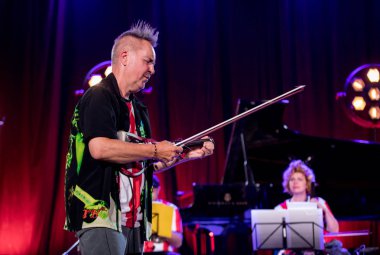 Cracow, Polonya-Juni 28, 2019: Nigel Kennedy ve Mike Stern Krakow Summer Jazz Festivali 'nde Auditorium maksimum uj aşamasında Jimi Hendrix oynuyor. Polonya