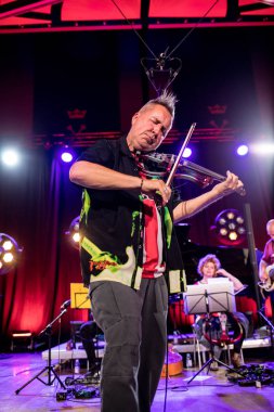 Cracow, Polonya-Juni 28, 2019: Nigel Kennedy ve Mike Stern Krakow Summer Jazz Festivali 'nde Auditorium maksimum uj aşamasında Jimi Hendrix oynuyor. Polonya