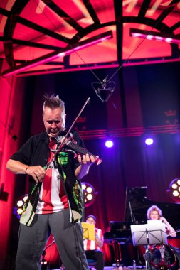 Cracow, Polonya-Juni 28, 2019: Nigel Kennedy ve Mike Stern Krakow Summer Jazz Festivali 'nde Auditorium maksimum uj aşamasında Jimi Hendrix oynuyor. Polonya