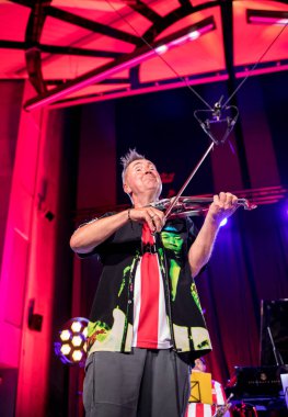 Cracow, Polonya-Juni 28, 2019: Nigel Kennedy ve Mike Stern Krakow Summer Jazz Festivali 'nde Auditorium maksimum uj aşamasında Jimi Hendrix oynuyor. Polonya