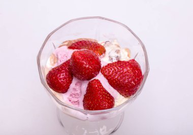 Dondurma ve beyaz arka planda izole edilmiş taze olgun çilekler. 