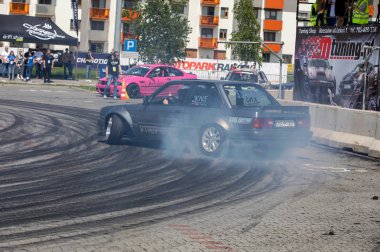 Cracow, Polonya - 18 Mayıs 2019: Drift araba Cracow Moto Show 5 baskısında eylem. Polonya. 