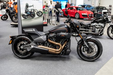  Cracow, Polonya-Mayıs 18, 2019: Harley Davidson motosiklet Krakow Moto Show 'da gösterilir. Polonya. Katılımcı otomotiv endüstrisinin en ilginç yönlerini sunlar