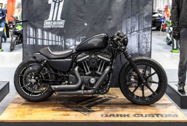  Cracow, Polonya-Mayıs 18, 2019: Harley Davidson motosiklet Krakow Moto Show 'da gösterilir. Polonya. Katılımcı otomotiv endüstrisinin en ilginç yönlerini sunlar