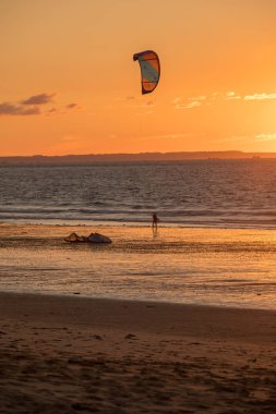 Saint-Malo, Fransa - 13 Eylül 2018: Saint Malo, Brittany, Fransa sahilinde günbatımı ve Kitesurfers