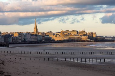 Plage du Sillon 'daki sabah ışığı ve duvarlarla çevrili şehir. Saint Malo, Fransa, Ille et Vilaine, Emerald Sahili