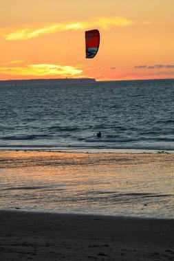 Saint-Malo, Fransa - 13 Eylül 2018: Saint Malo, Brittany, Fransa sahilinde günbatımı ve Kitesurfers