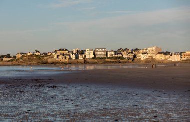 St. Malo, Fransa - 16 Eylül 2018: akşam güneşinde plaj ve Saint Malo 'da deniz kenarı boyunca binalar. Britanya, Fransa