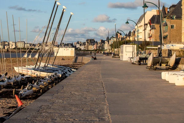 Saint Malo Frankrijk September 2018 Catamarans Zand Jachten Het Strand — Stockfoto