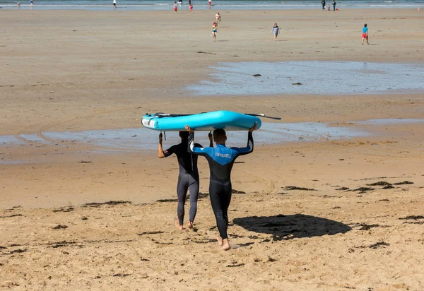 Saint-Malo, Fransa - 15 Eylül 2018: Saint Malo, Brittany, Fransa 'daki rüzgar sörfü okulunda kimliği belirsiz kişiler