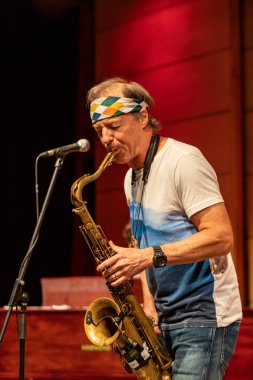 Cracow, Polonya - 9 Temmuz 2019: Bill Evans ve Spy Killers Krakow Yaz Caz Festivali'nde Manggha Japon Sanat ve Teknoloji Müzesi'nde sahnede. Polonya