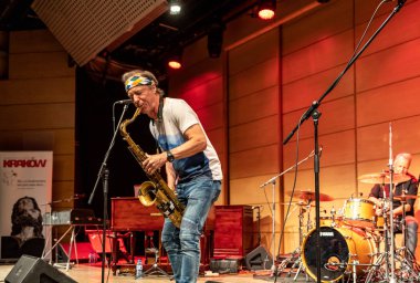 Cracow, Polonya - 9 Temmuz 2019: Bill Evans ve Spy Killers Krakow Yaz Caz Festivali'nde Manggha Japon Sanat ve Teknoloji Müzesi'nde sahnede. Polonya