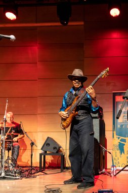 Cracow, Polonya - 9 Temmuz 2019: Bill Evans ve Spy Killers Krakow Yaz Caz Festivali'nde Manggha Japon Sanat ve Teknoloji Müzesi'nde sahnede. Polonya