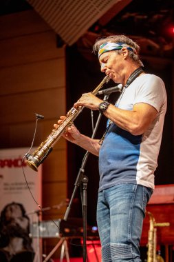 Cracow, Polonya - 9 Temmuz 2019: Bill Evans ve Spy Killers Krakow Yaz Caz Festivali'nde Manggha Japon Sanat ve Teknoloji Müzesi'nde sahnede. Polonya