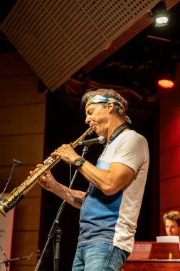 Cracow, Polonya - 9 Temmuz 2019: Bill Evans ve Spy Killers Krakow Yaz Caz Festivali'nde Manggha Japon Sanat ve Teknoloji Müzesi'nde sahnede. Polonya