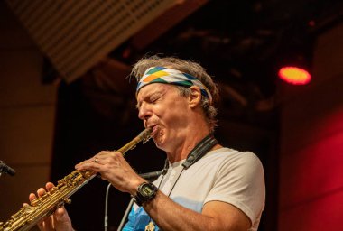 Cracow, Polonya - 9 Temmuz 2019: Bill Evans ve Spy Killers Krakow Yaz Caz Festivali'nde Manggha Japon Sanat ve Teknoloji Müzesi'nde sahnede. Polonya