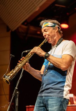 Cracow, Polonya - 9 Temmuz 2019: Bill Evans ve Spy Killers Krakow Yaz Caz Festivali'nde Manggha Japon Sanat ve Teknoloji Müzesi'nde sahnede. Polonya