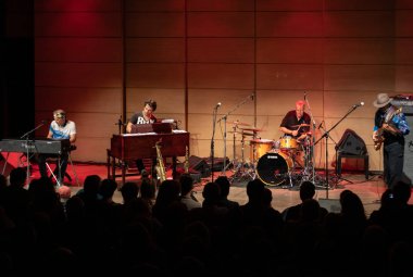 Cracow, Polonya - 9 Temmuz 2019: Bill Evans ve Spy Killers Krakow Yaz Caz Festivali'nde Manggha Japon Sanat ve Teknoloji Müzesi'nde sahnede. Polonya