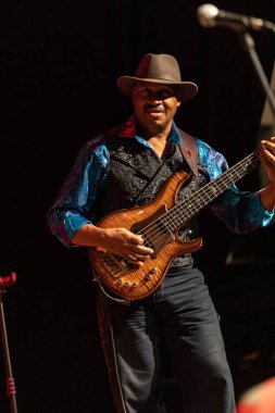 Cracow, Polonya - 9 Temmuz 2019: Bill Evans ve Spy Killers Krakow Yaz Caz Festivali'nde Manggha Japon Sanat ve Teknoloji Müzesi'nde sahnede. Polonya