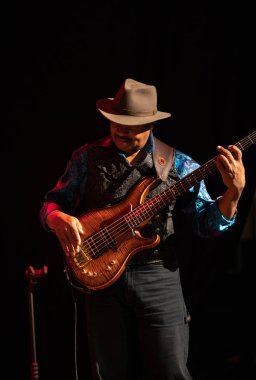 Cracow, Polonya - 9 Temmuz 2019: Bill Evans ve Spy Killers Krakow Yaz Caz Festivali'nde Manggha Japon Sanat ve Teknoloji Müzesi'nde sahnede. Polonya