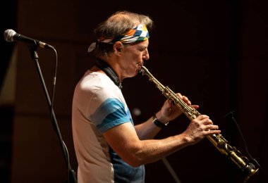 Cracow, Polonya - 9 Temmuz 2019: Bill Evans ve Spy Killers Krakow Yaz Caz Festivali'nde Manggha Japon Sanat ve Teknoloji Müzesi'nde sahnede. Polonya