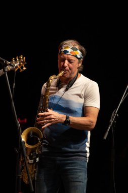 Cracow, Polonya - 9 Temmuz 2019: Bill Evans ve Spy Killers Krakow Yaz Caz Festivali'nde Manggha Japon Sanat ve Teknoloji Müzesi'nde sahnede. Polonya