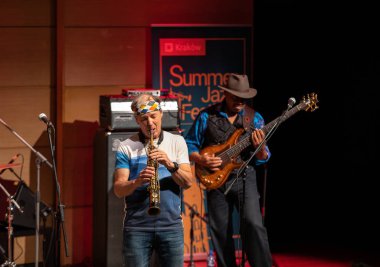 Cracow, Polonya - 9 Temmuz 2019: Bill Evans ve Spy Killers Krakow Yaz Caz Festivali'nde Manggha Japon Sanat ve Teknoloji Müzesi'nde sahnede. Polonya