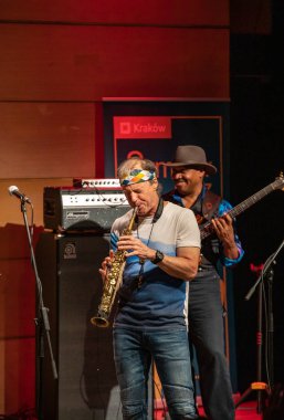 Cracow, Polonya - 9 Temmuz 2019: Bill Evans ve Spy Killers Krakow Yaz Caz Festivali'nde Manggha Japon Sanat ve Teknoloji Müzesi'nde sahnede. Polonya