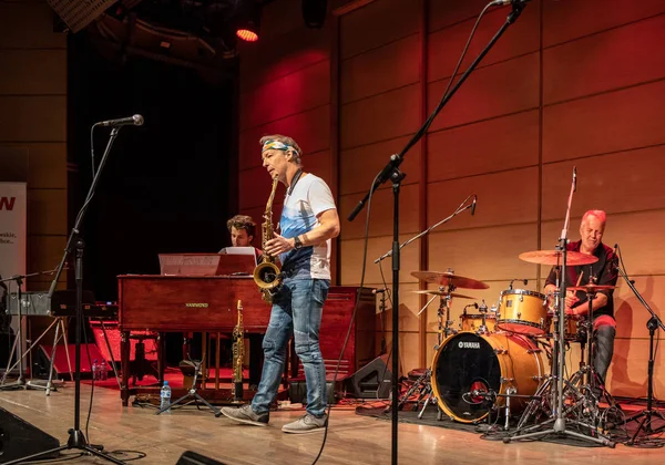 Cracow, Polonya - 9 Temmuz 2019: Bill Evans ve Spy Killers Krakow Yaz Caz Festivali'nde Manggha Japon Sanat ve Teknoloji Müzesi'nde sahnede. Polonya