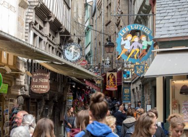 Le Mont-Saint-Michel, Fransa - 13 Eylül 2018: Mont Saint Michele 'in ana caddesindeki Grand Rue' de bir turist kalabalığı. Normandiya, Fransa