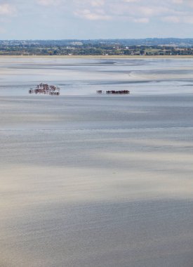 Koyda bir grup yürüyüşçü alçak gelgitte. Bilge bir rehberle körfezde yürüyüş yapmak. Mont Saint-Michel, Normandiya, Fransa 