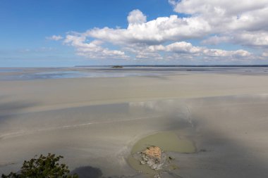 Fransa, Normandiya 'da Mont Saint Michel' in önündeki körfezde gelgit var..