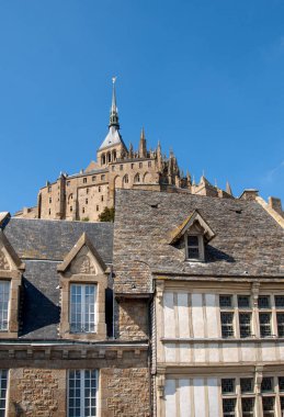 Fransa 'nın ünlü Mont Saint Michel adasındaki eski şehrin eski binaları.